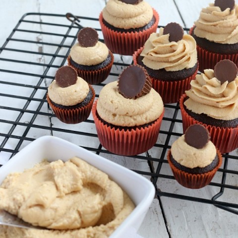 PEANUT BUTTER FROSTING RECIPE -- The BEST peanut butter frosting you will ever taste! Perfect for cupcakes, cakes, brownies and more!