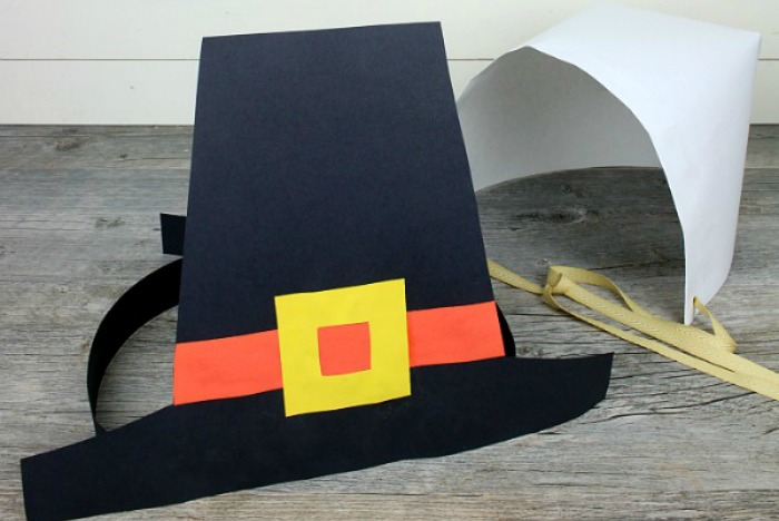 making a pilgrim hat out of construction paper