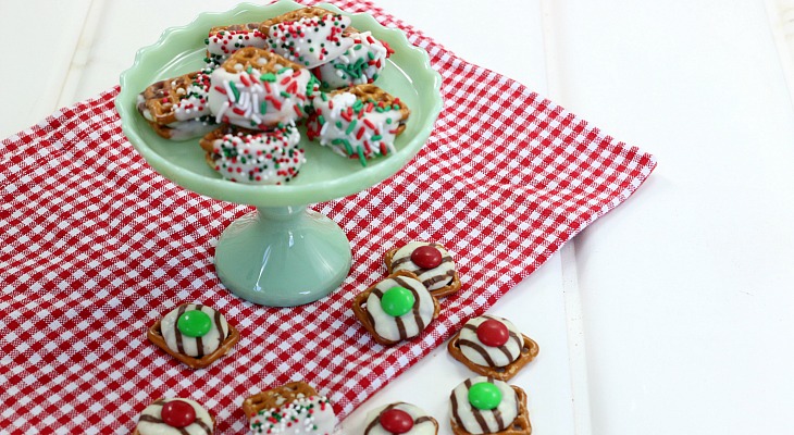 Christmas Pretzel M&M Hugs - Plowing Through Life