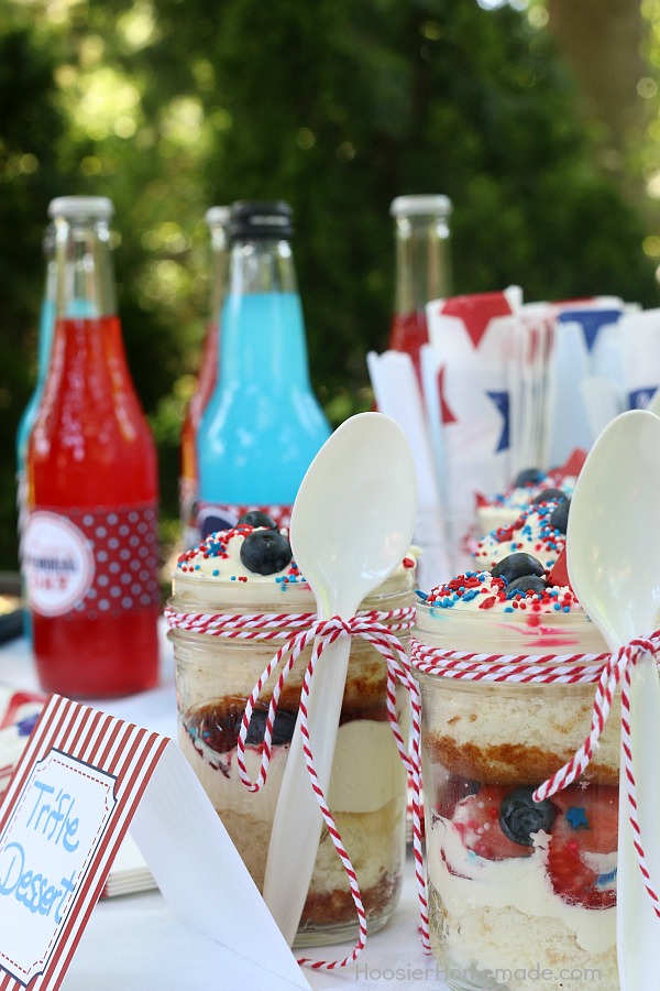 This Printable Memorial Day BBQ Party is FREE! It has Drink Wraps, Paper for Hot Dog Wraps, and Tented Cards to label your recipes! Grab them today! 