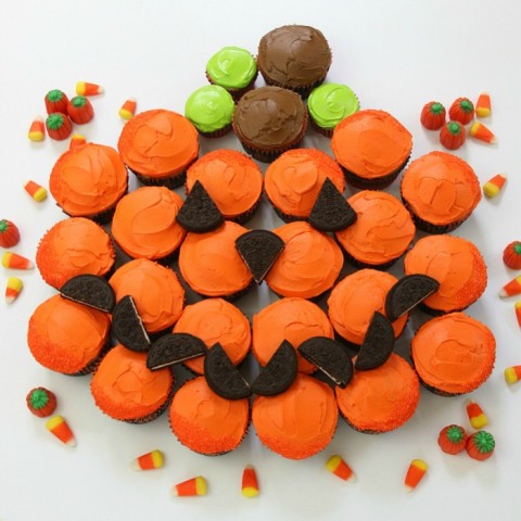 PUMPKIN PULL-APART CUPCAKES -- Fun and EASY Halloween Cupcakes