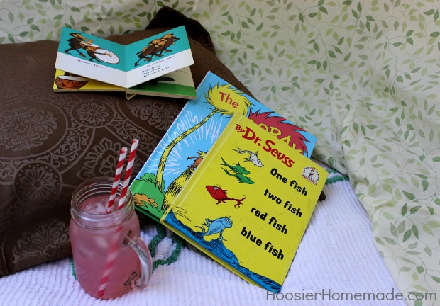 Einfache DIY Hula Hoop Zelt :: Anleitung HoosierHomemade.com Fügen Sie eine Decke hinzu, um den Boden zu bedecken, ein Kissen und ein paar gute Bücher und Sie haben einen lustigen kleinen Bereich, um sich zu verstecken und für Sie oder die Kinder zu lesen!