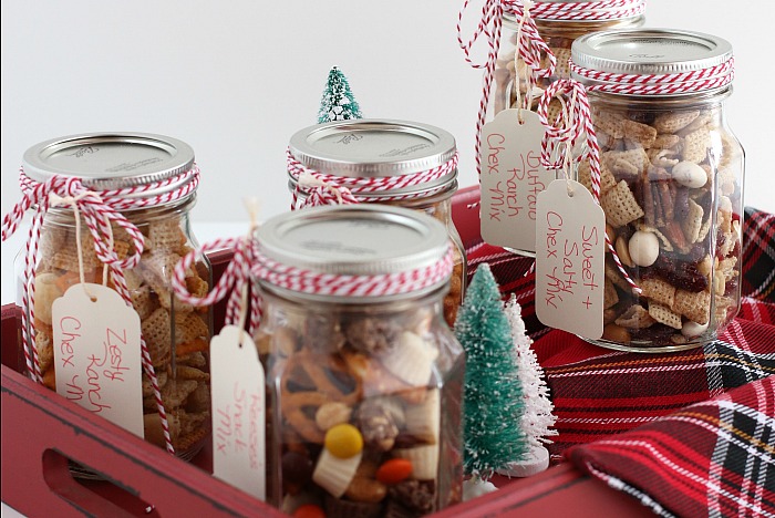 Christmas Snack Mix in a Jar - Walking On Sunshine Recipes