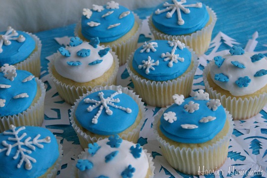 Easy Snowflake Cupcakes