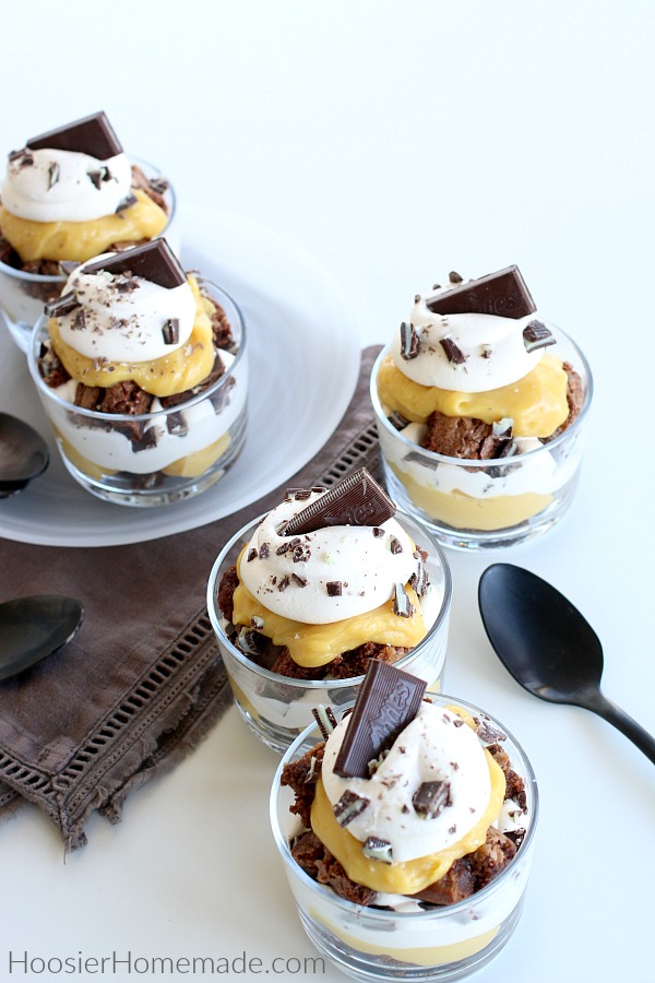 Brownies pudding whip cream in bowl