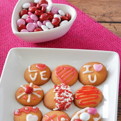 Grab the kids! It's time to whip up these SUPER easy Valentine's Day Cookies! They are perfect to take to a classroom party, make for neighbors or friends, or just have fun decorating and enjoy yourself!