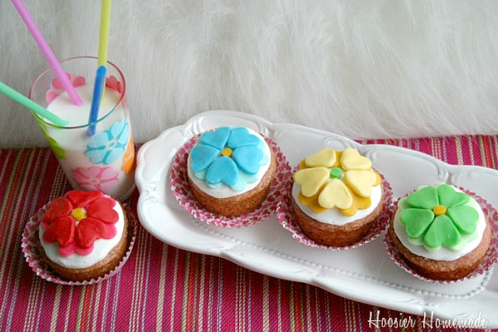 Heart flowers on cupcakes