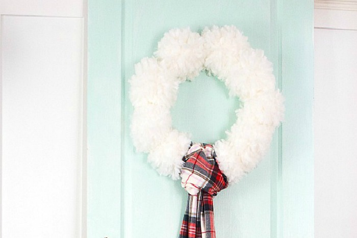 White Christmas Wreath: Holiday Inspiration