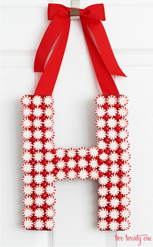 Make this personalized Christmas Door Decoration for an extra special Holiday Gift! Pin to your Christmas Board!